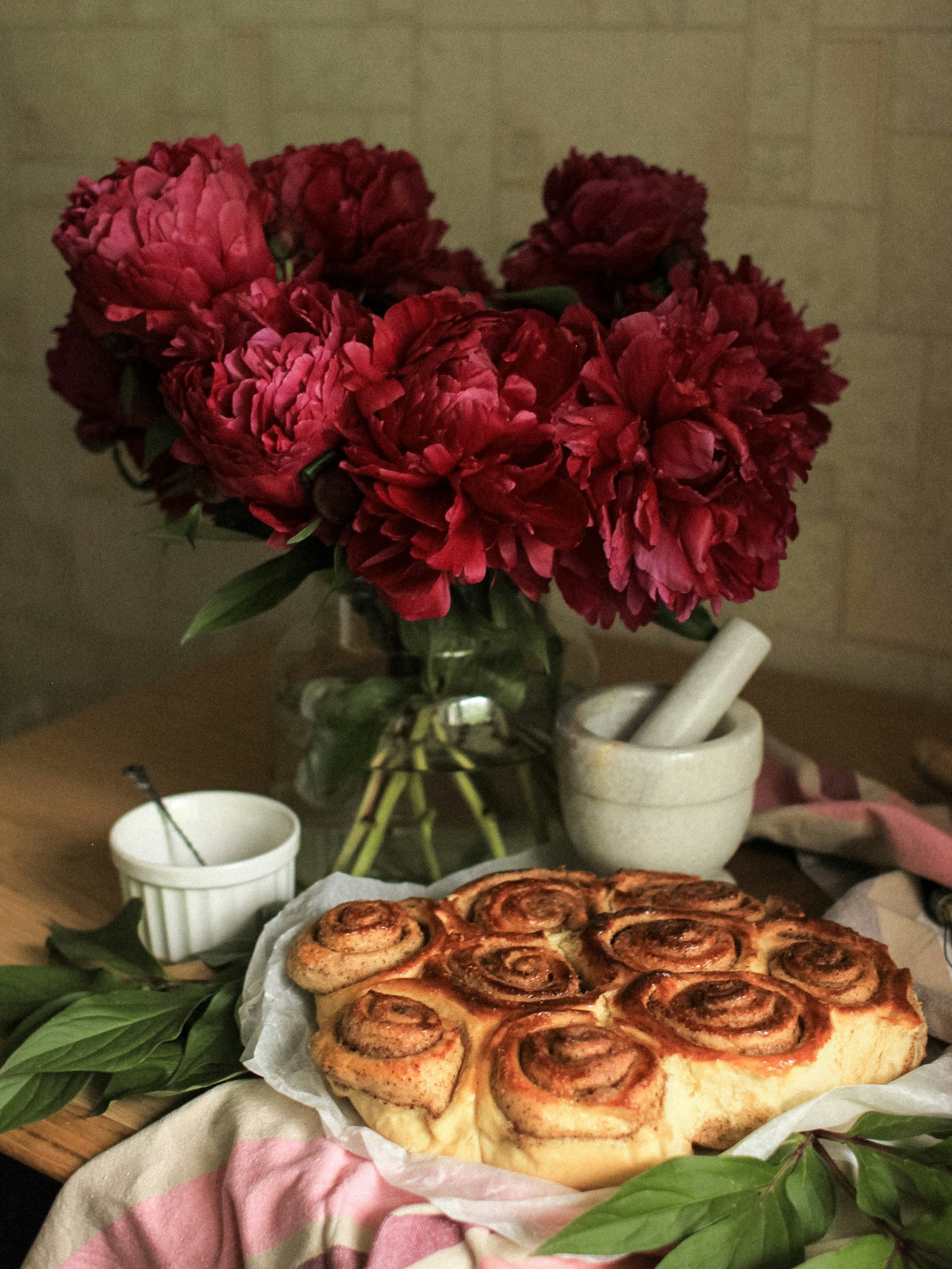 Canon EOS 600D (Rebel EOS T3i / EOS Kiss X5) + Canon EF 28mm F1.8 USM sample photo. Red flower beside bread photography