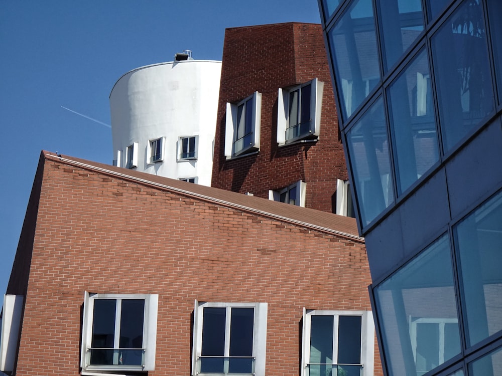 Edificio de ladrillo marrón con ventanas enmarcadas en blanco