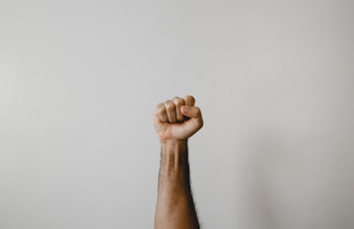 Een hand die een vuist maakt Grenzen stellen en assertivi
