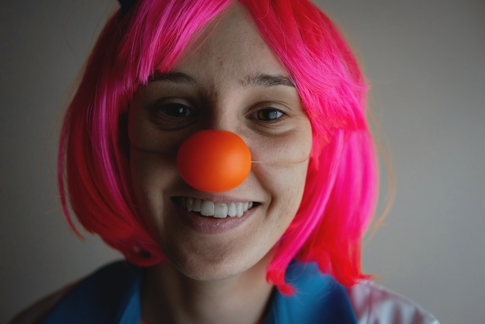 mujer con cabello rosado con camisa azul