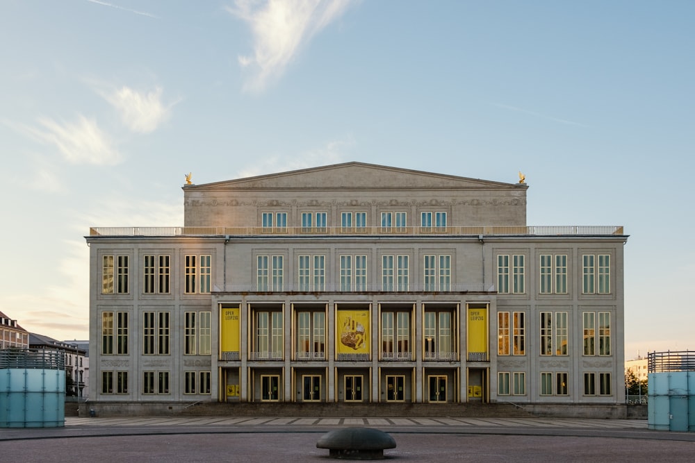 beige und braune Betongebäude tagsüber unter blauem Himmel