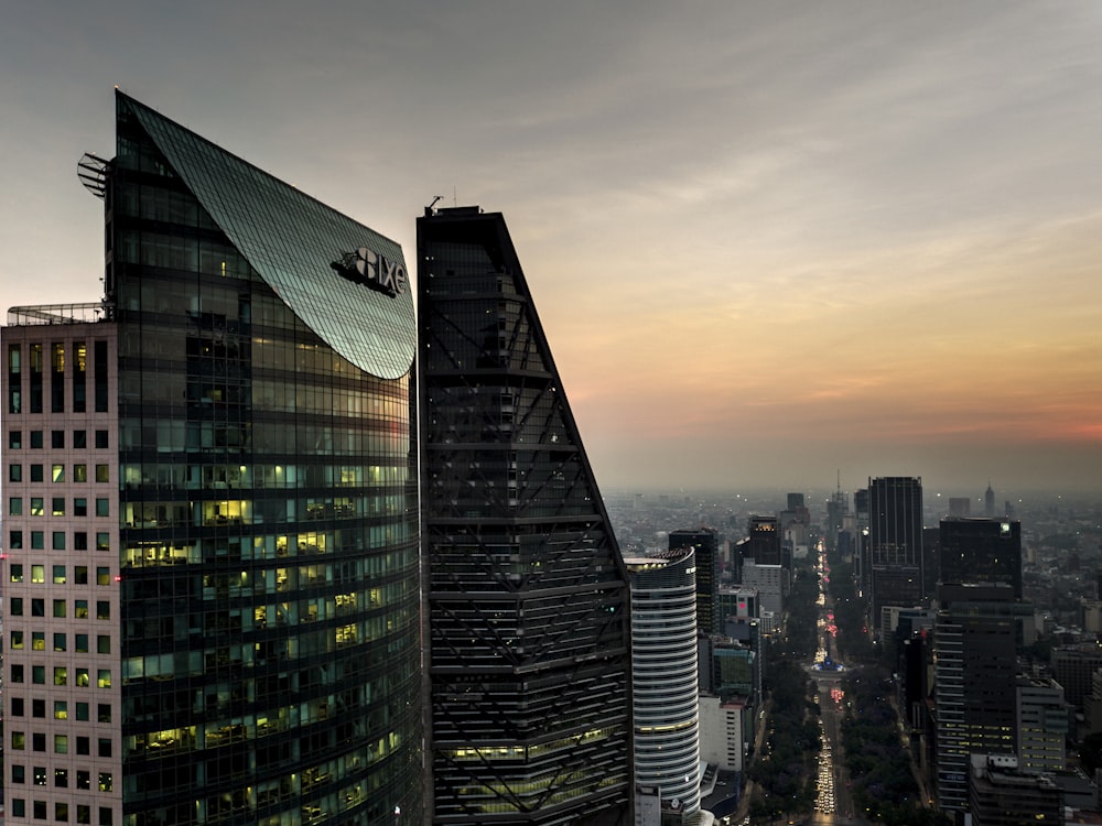 vista aérea dos edifícios da cidade durante o dia