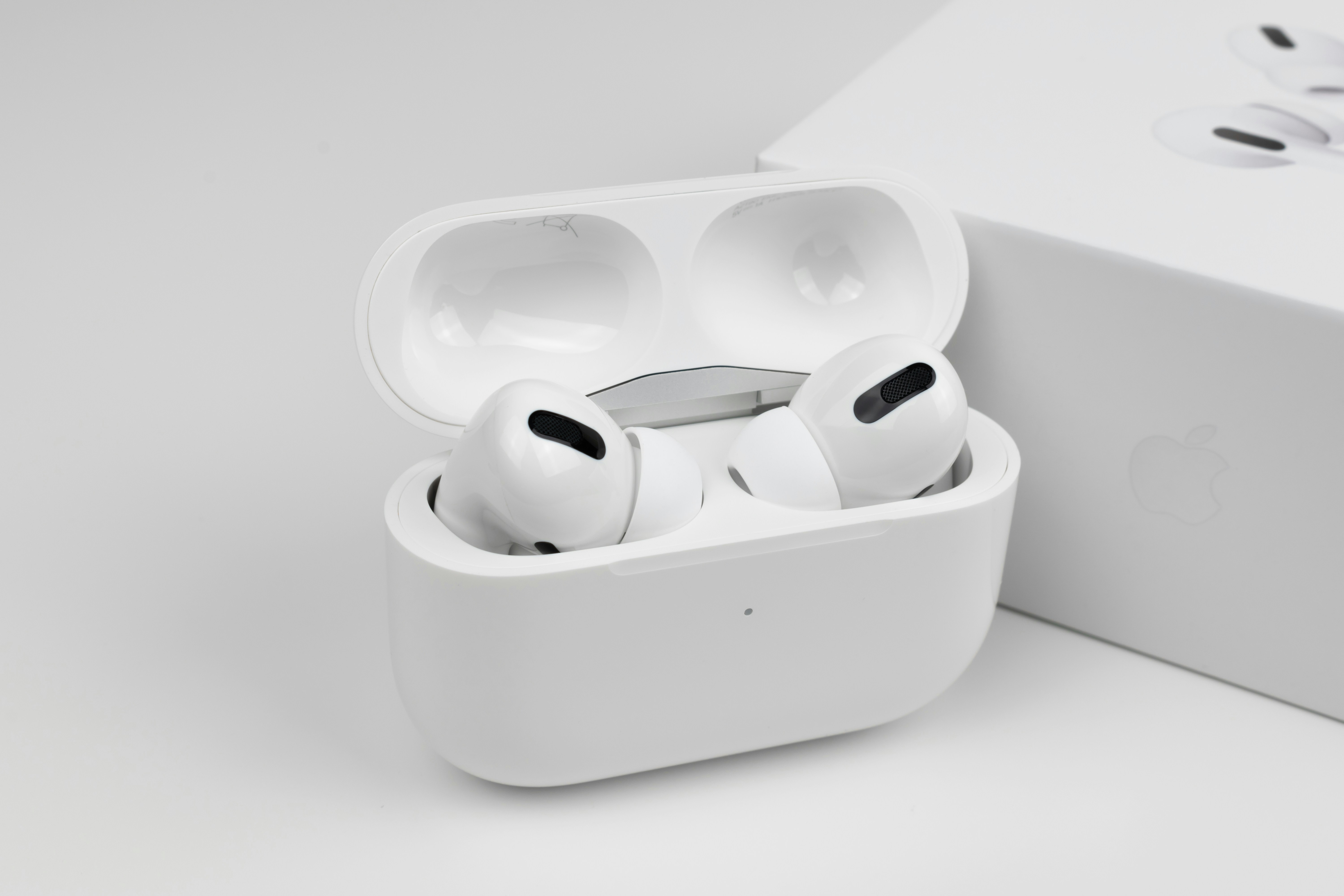 Auriculares de manzana blanca en estuche blanco