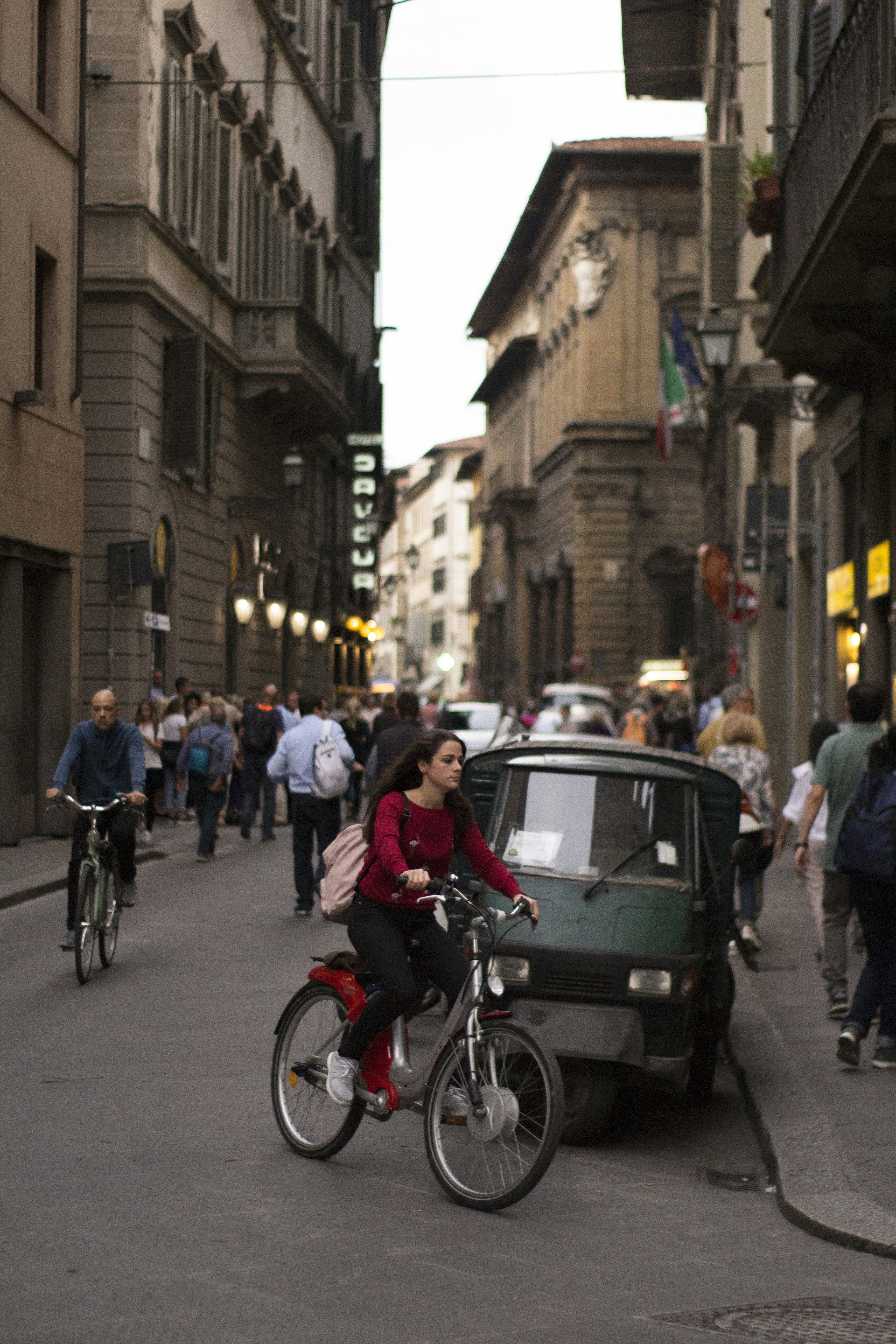 Personas en bicicleta en la calle durante el día