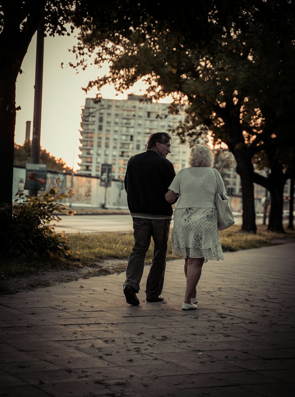 couple marchant sur le trottoir pendant la journée