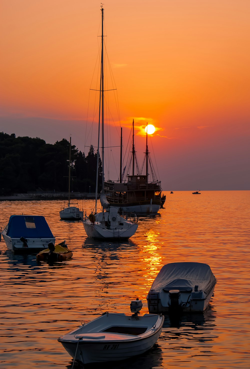 Weißes Boot auf See bei Sonnenuntergang