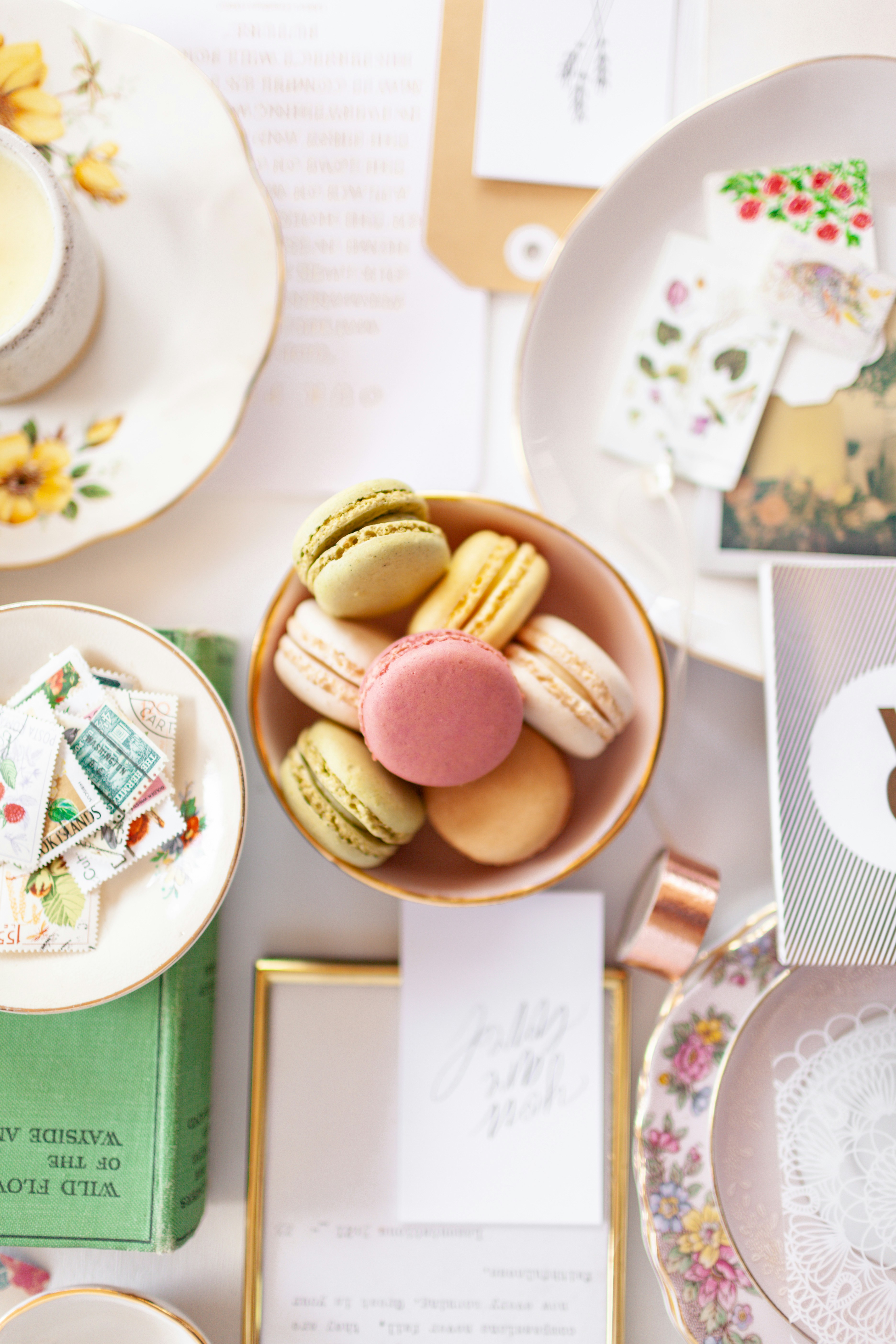 biscuits bruns sur assiette en céramique blanche