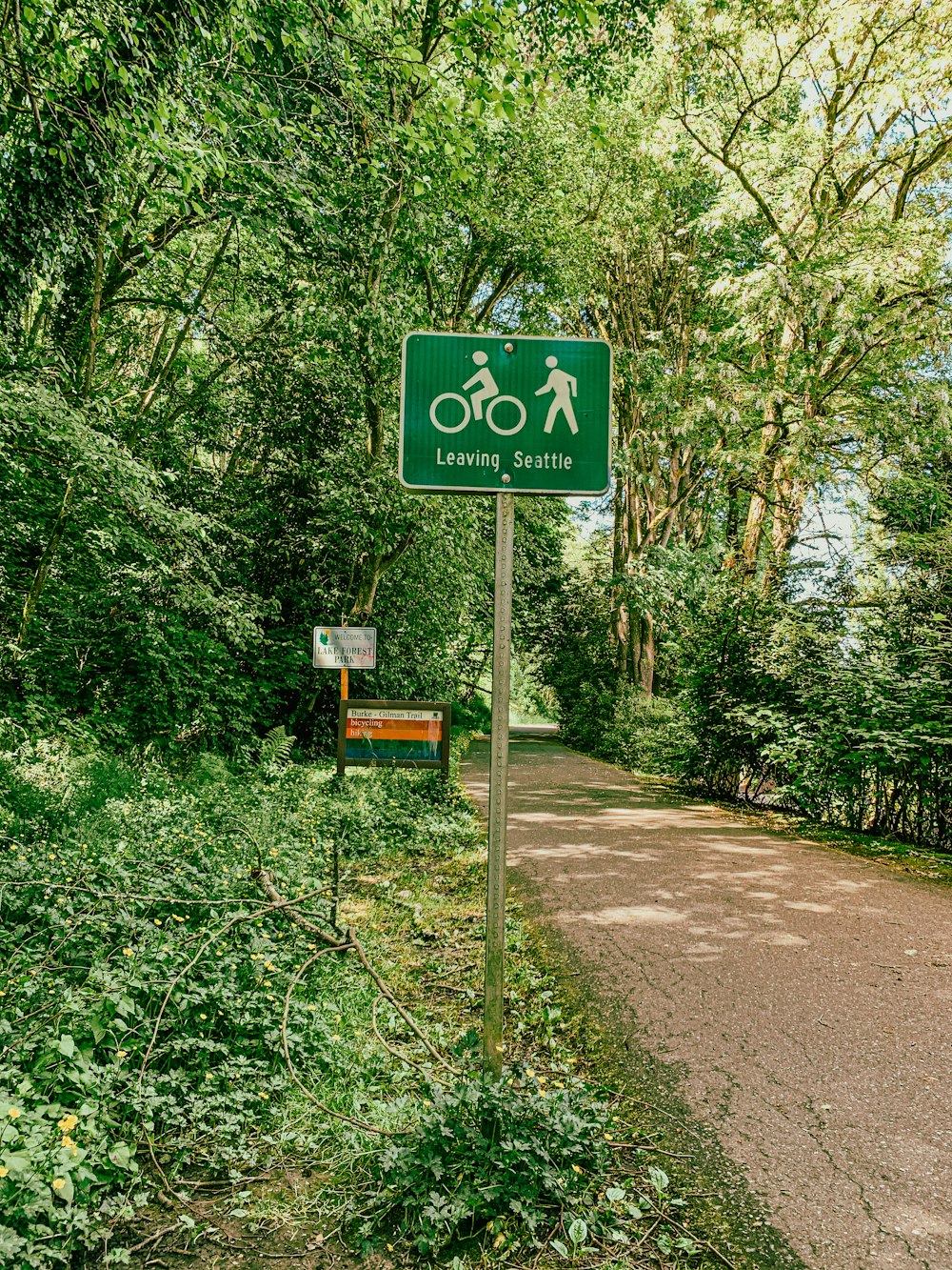 Panneau de signalisation vert et jaune