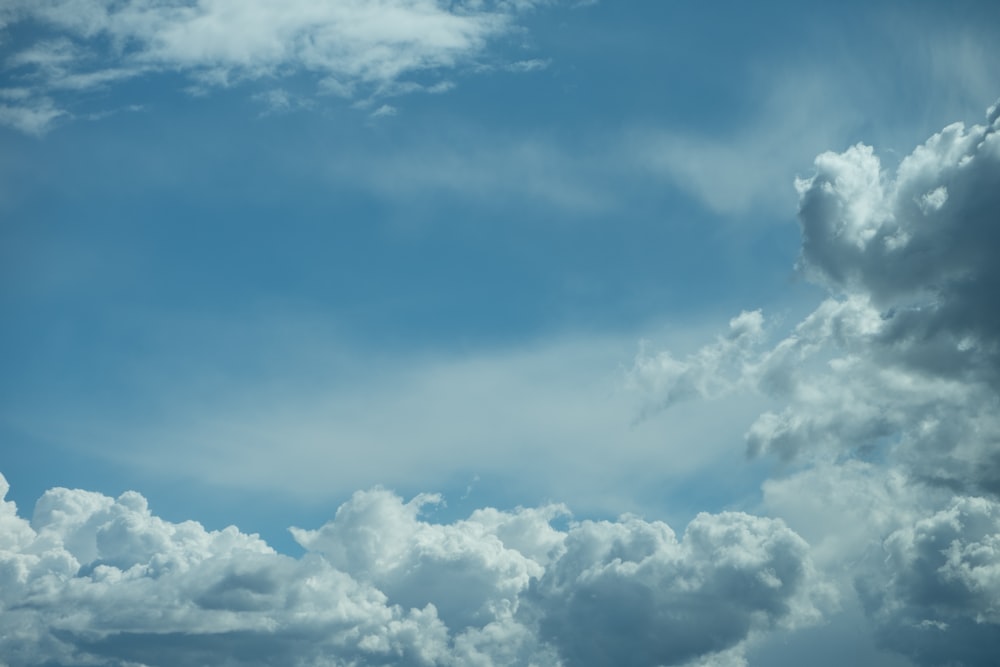 Nubes blancas y cielo azul durante el día