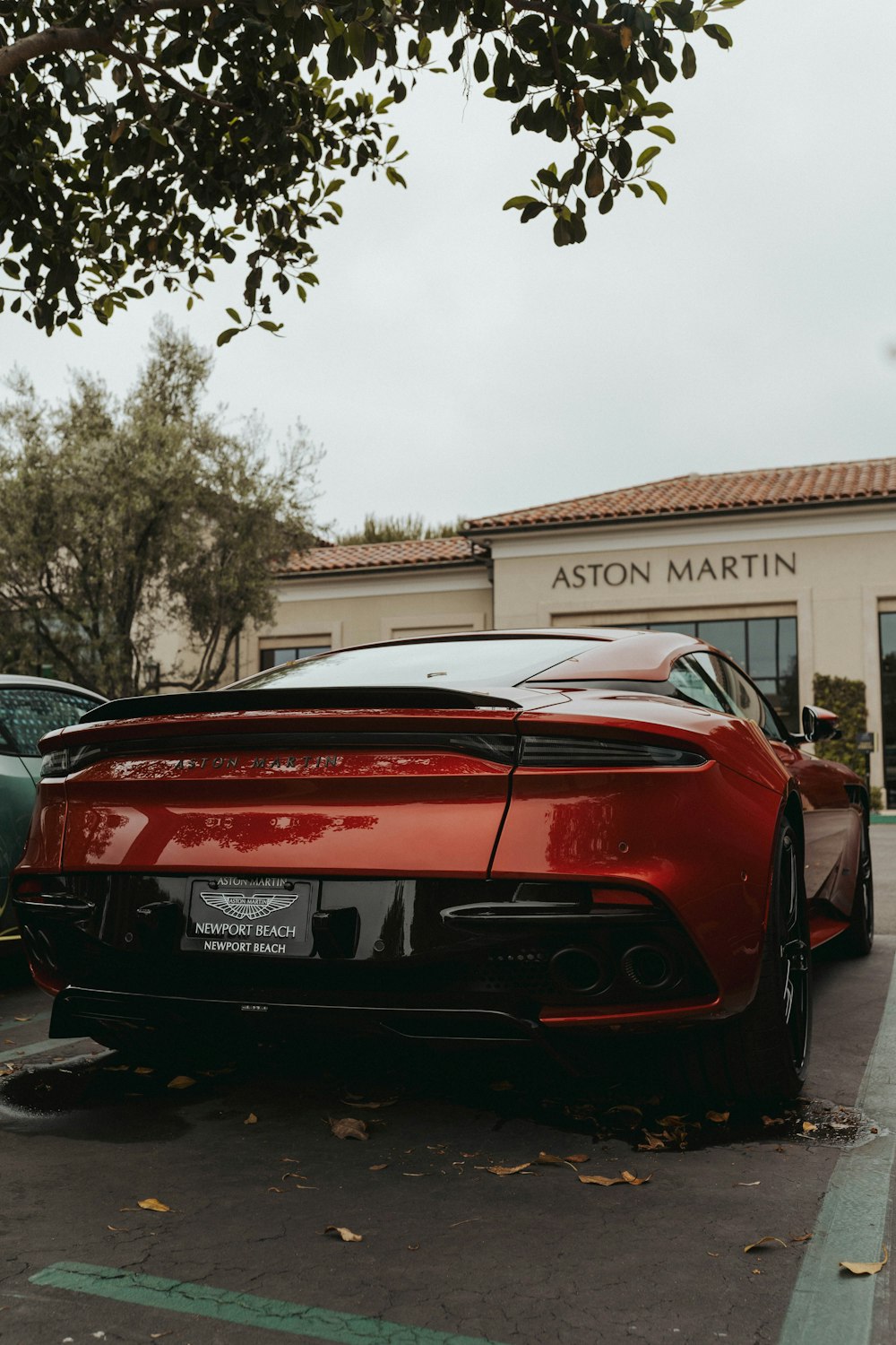 Coche rojo aparcado cerca del edificio durante el día