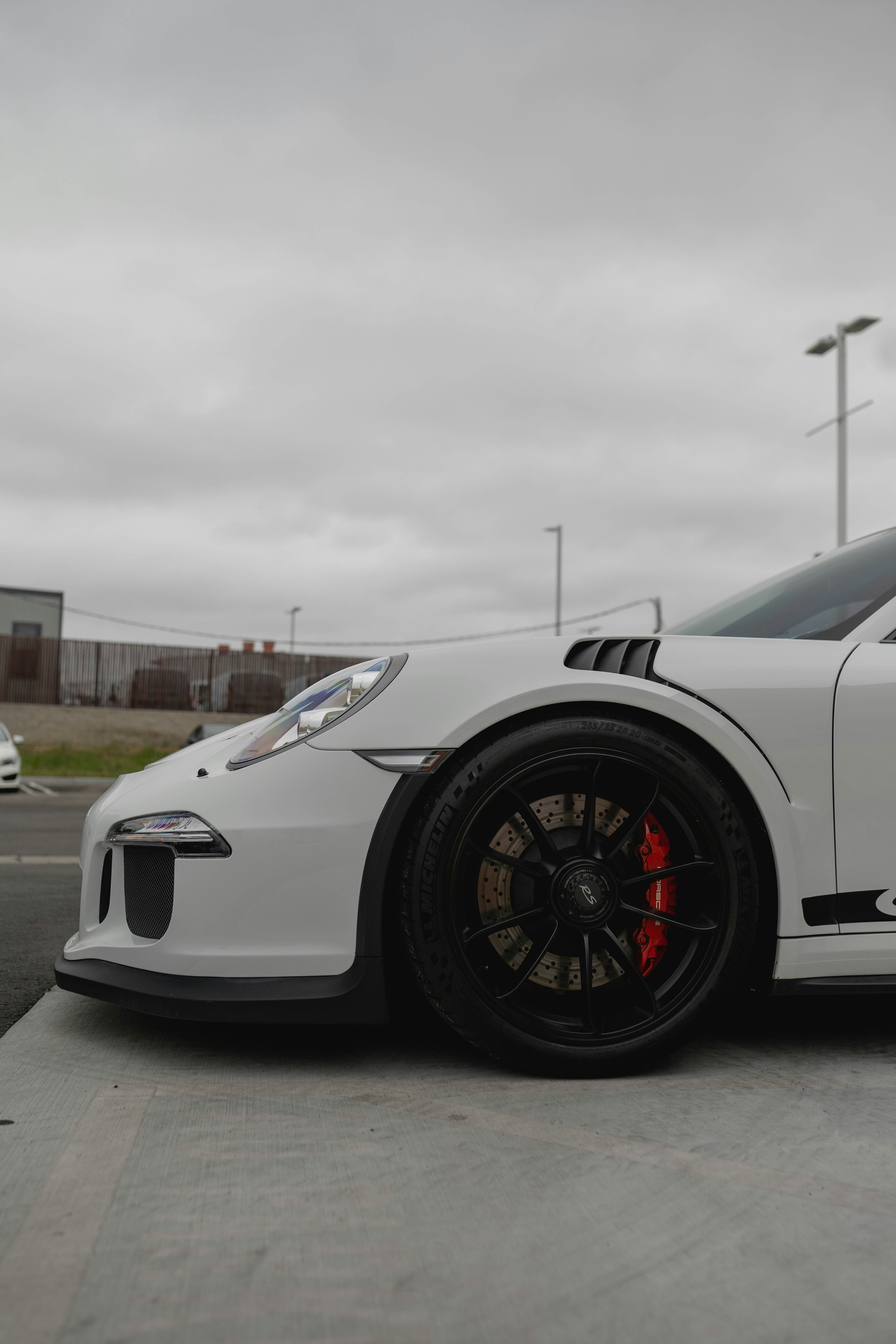 昼間の道路上の白いポルシェ 911の写真 Unsplashで見つけるグレーの無料写真