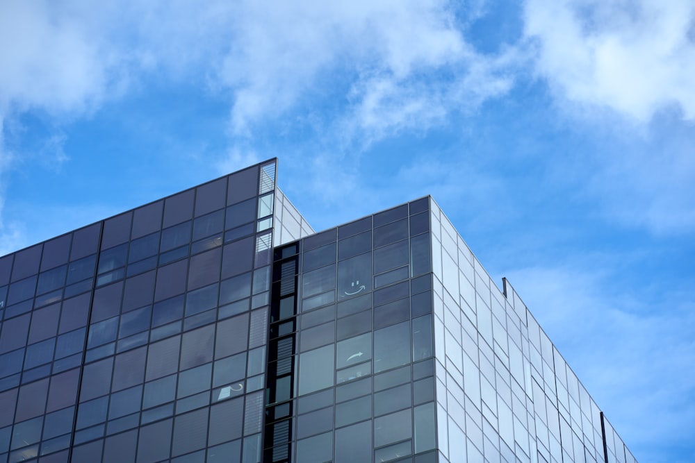 Graues Betongebäude unter blauem Himmel tagsüber