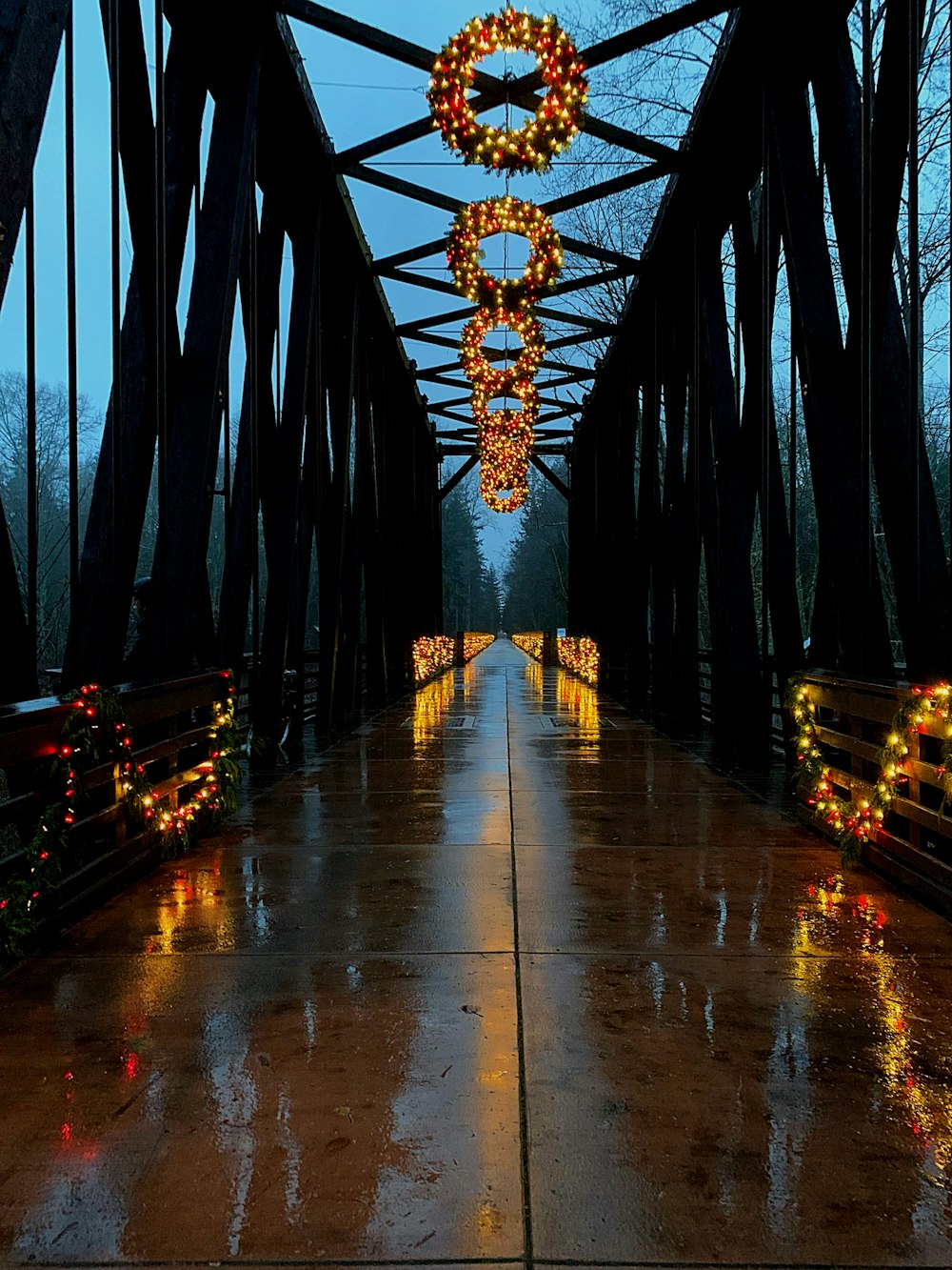 夕暮れ時の茶色の木造橋