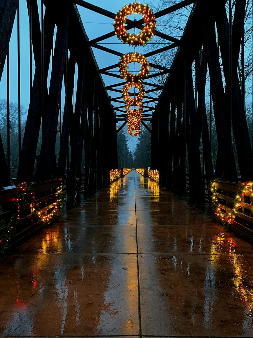 Braune Holzbrücke bei Sonnenuntergang