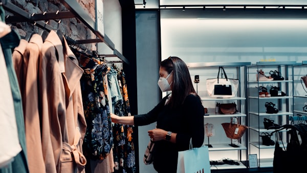 A women is shopping in Dubai Mall