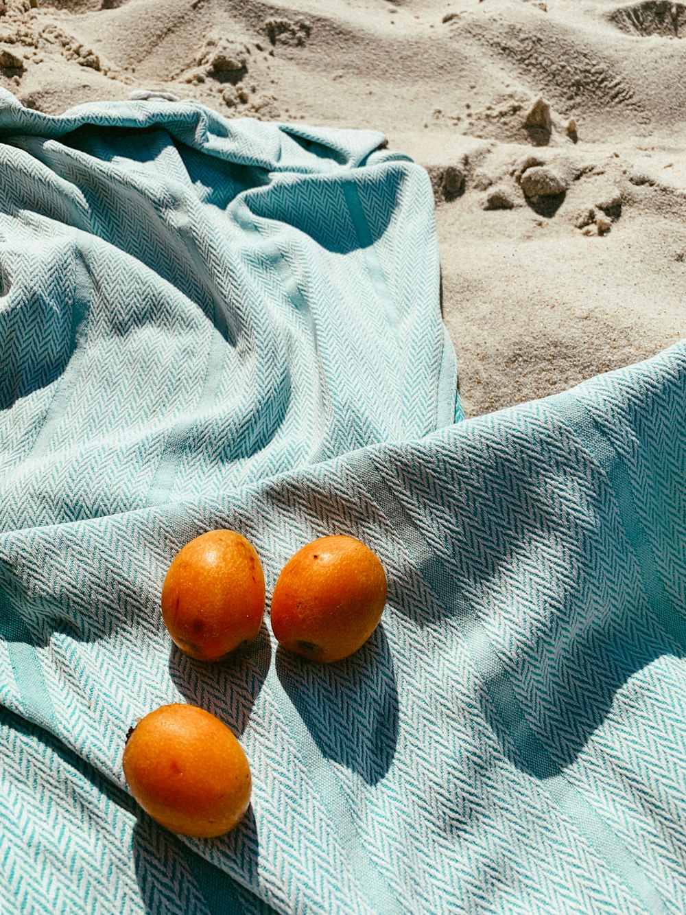 Orangenfrucht auf blauem Textil