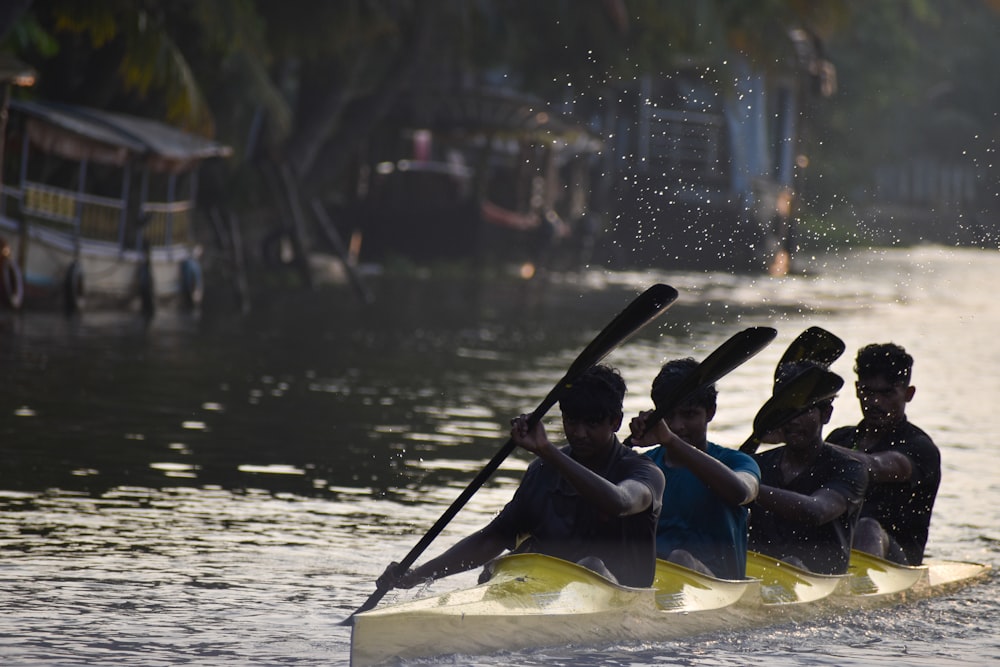 persone che cavalcano kayak giallo sull'acqua durante il giorno