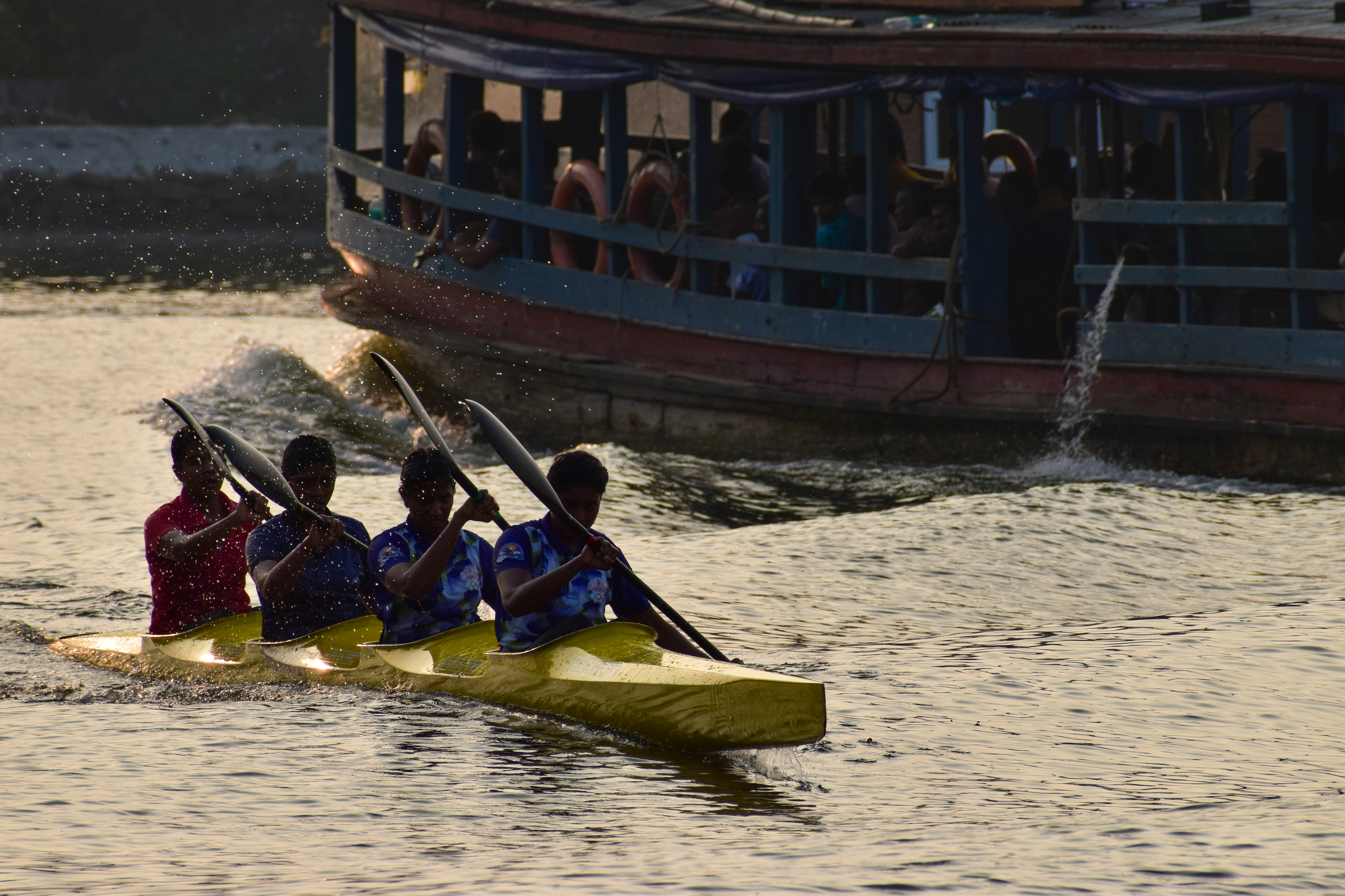 Padalci v formaciji nad zlatimi sipinami dubajske puščave