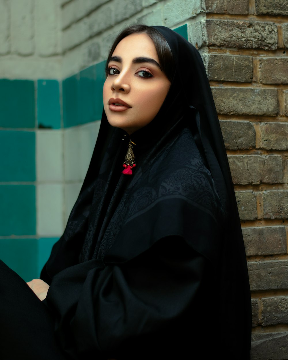 donna in hijab nero e abito nero a maniche lunghe