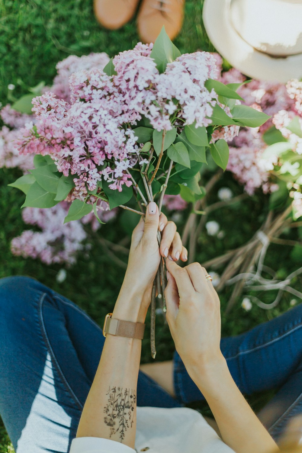 昼間、紫色の花を手にしている人