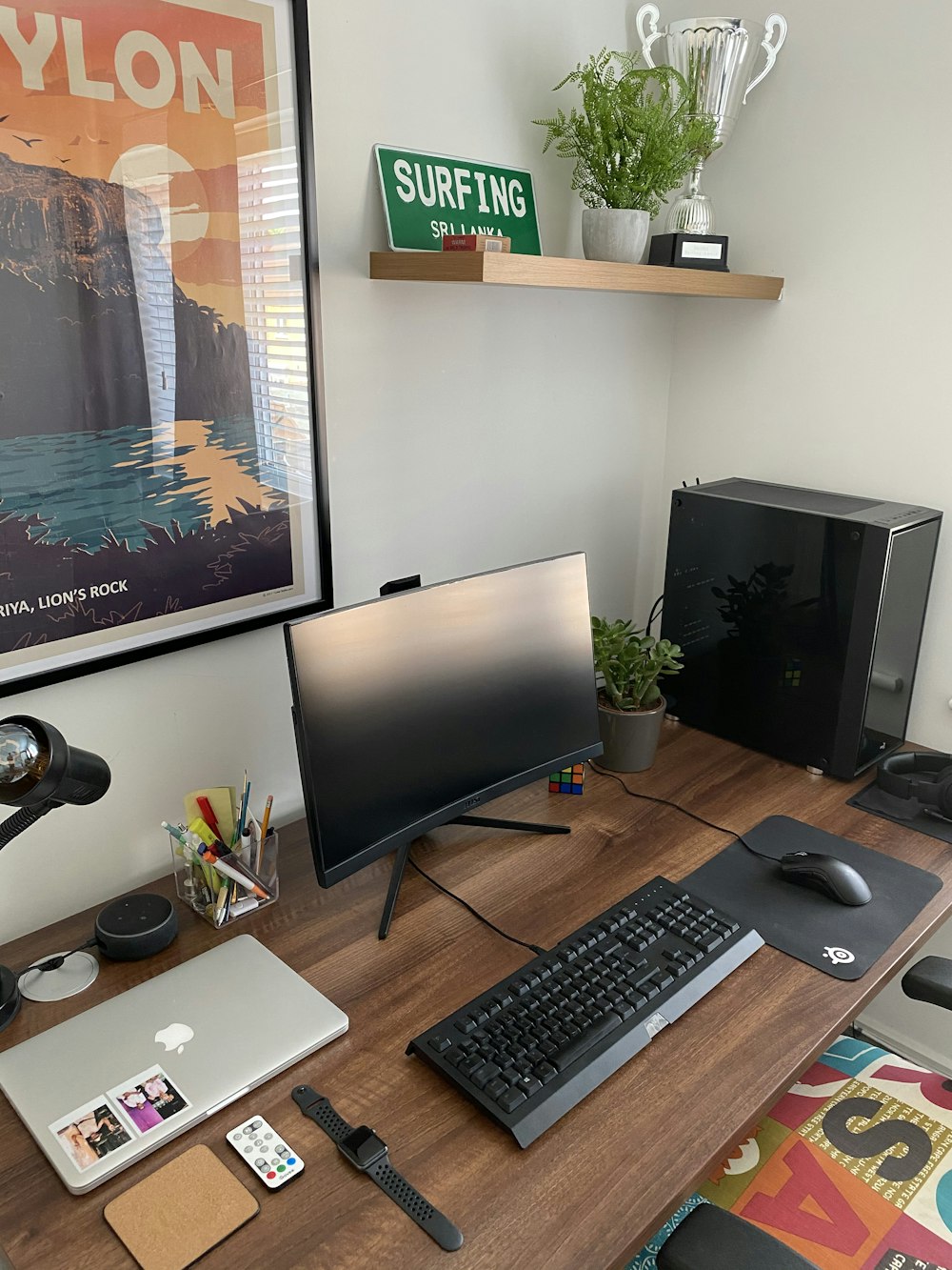 écran plat noir et clavier d’ordinateur noir sur un bureau en bois marron