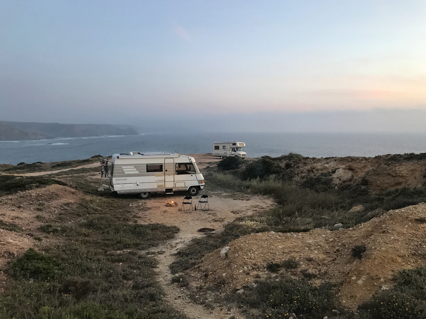 Autocaravana bajo un cielo despejado
