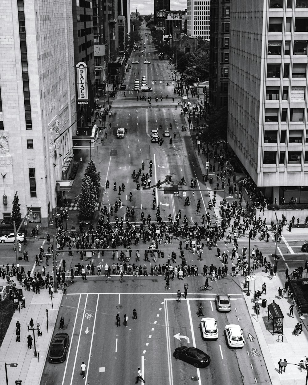 Photo en niveaux de gris de personnes marchant dans la rue