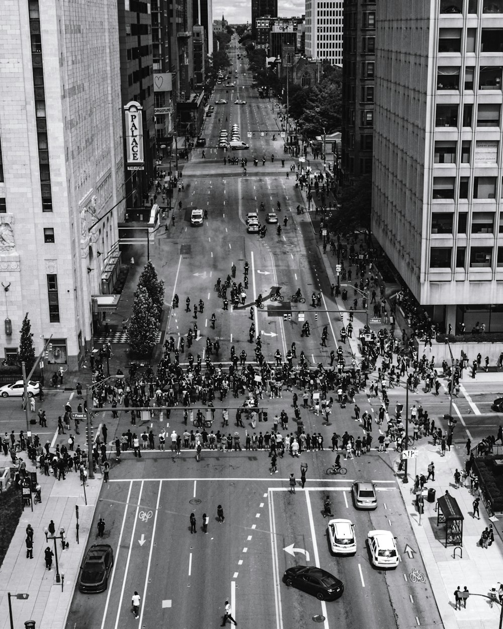 foto em tons de cinza de pessoas andando na rua