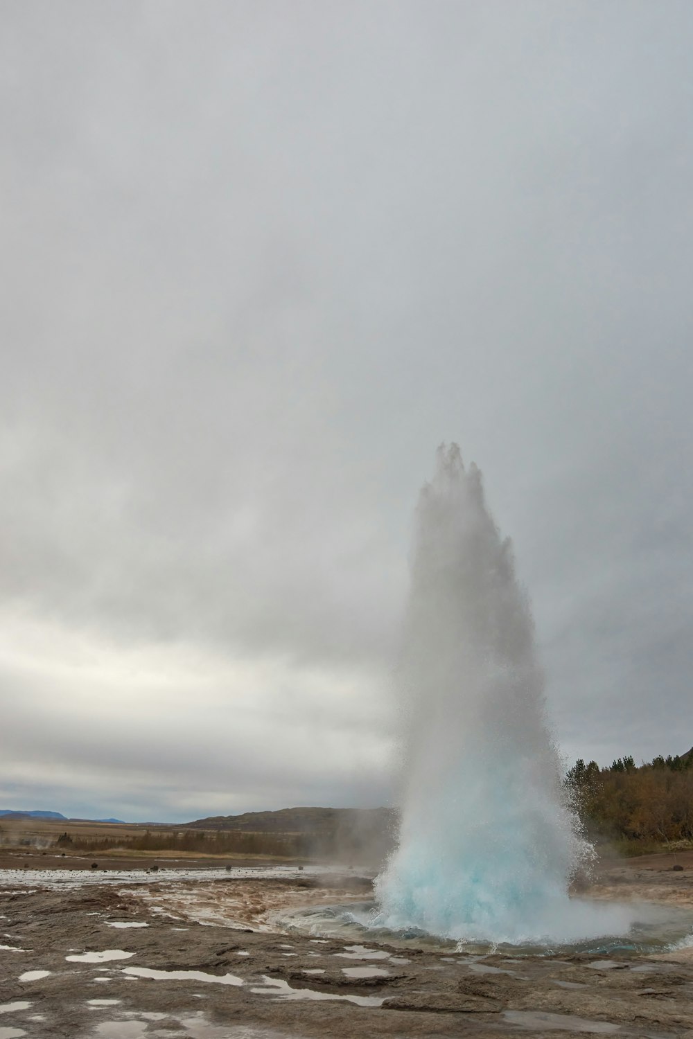 白い雲の下の噴水