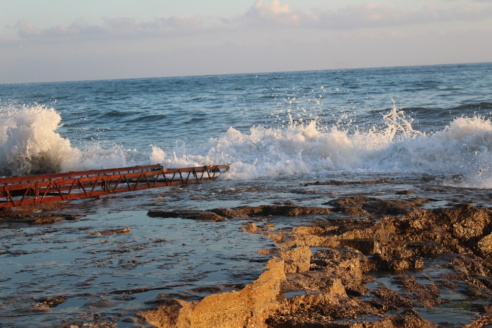 Muelle de madera marrón en el mar durante el día