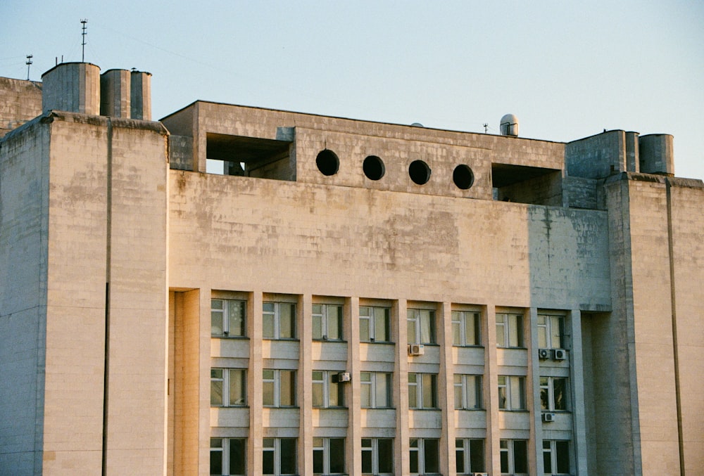 Braunes Betongebäude unter blauem Himmel tagsüber