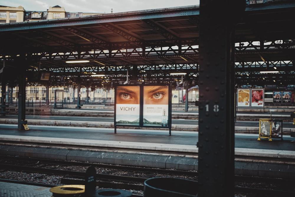 Bahnhof mit Menschen zu Fuß