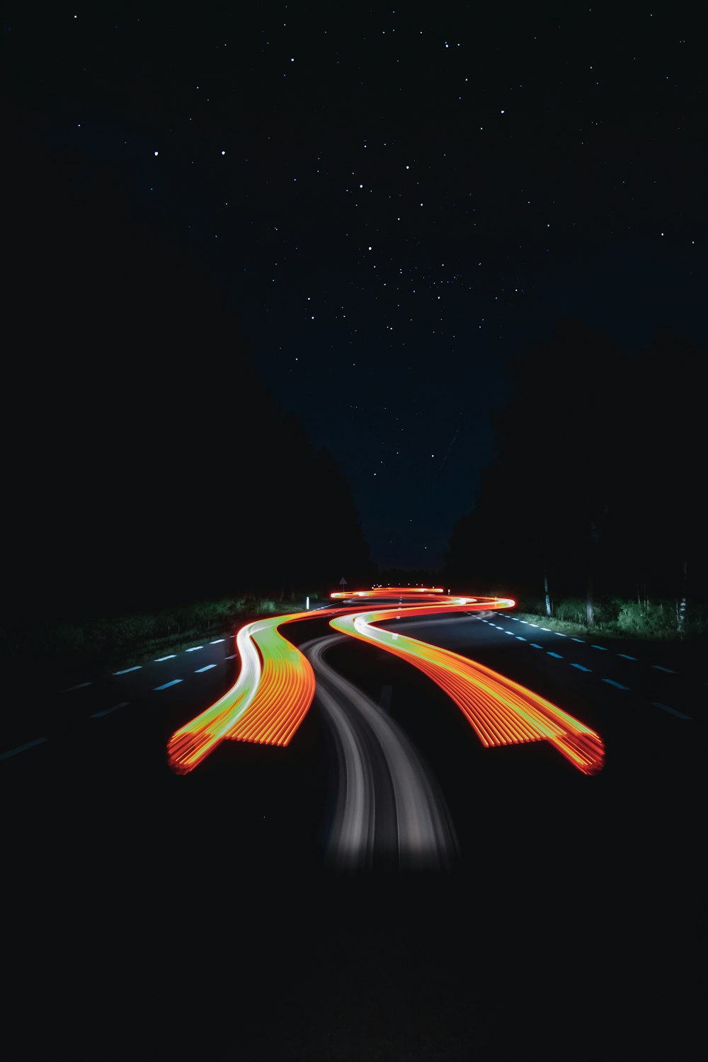 밤 시간의 검은 색과 주황색 도로