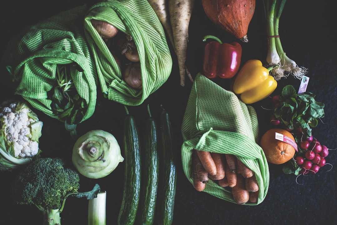 green chili and red chili peppers, Zero waste lifestyle – shop fresh bio vegetables directly with your cotton mesh bag a