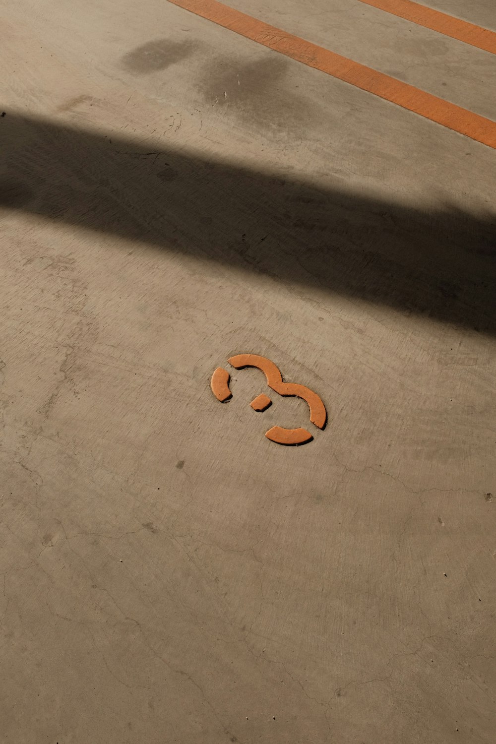 grampo de cabelo plástico castanho na mesa de madeira marrom