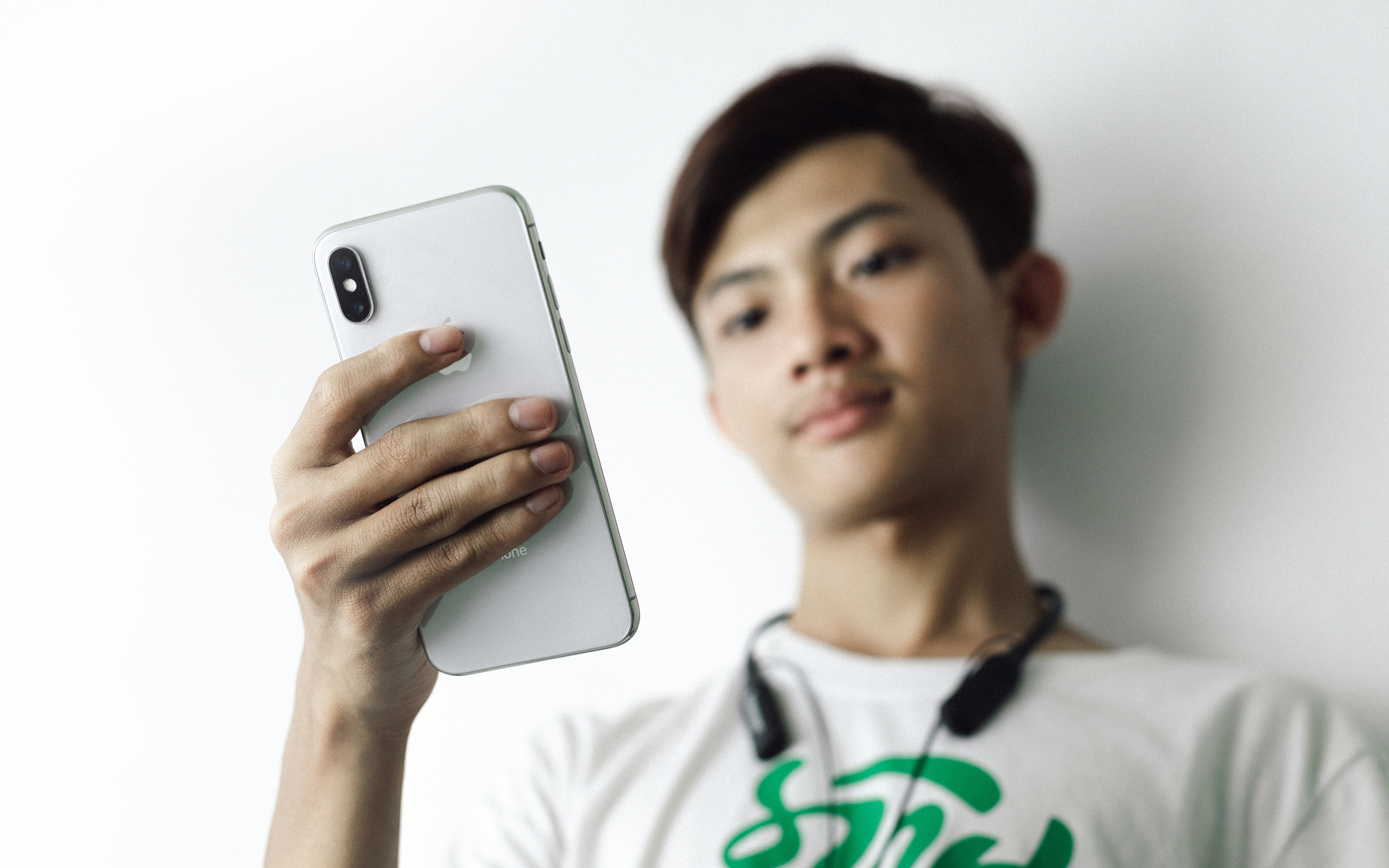 using mobile phone photo by screen post