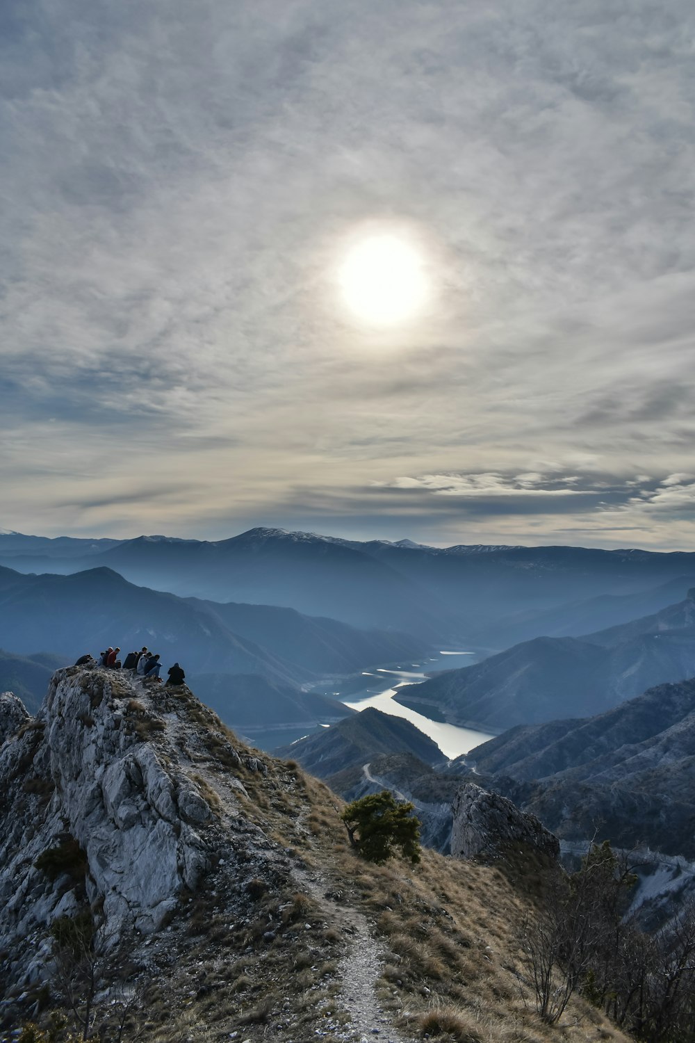 montañas bajo nubes blancas durante el día