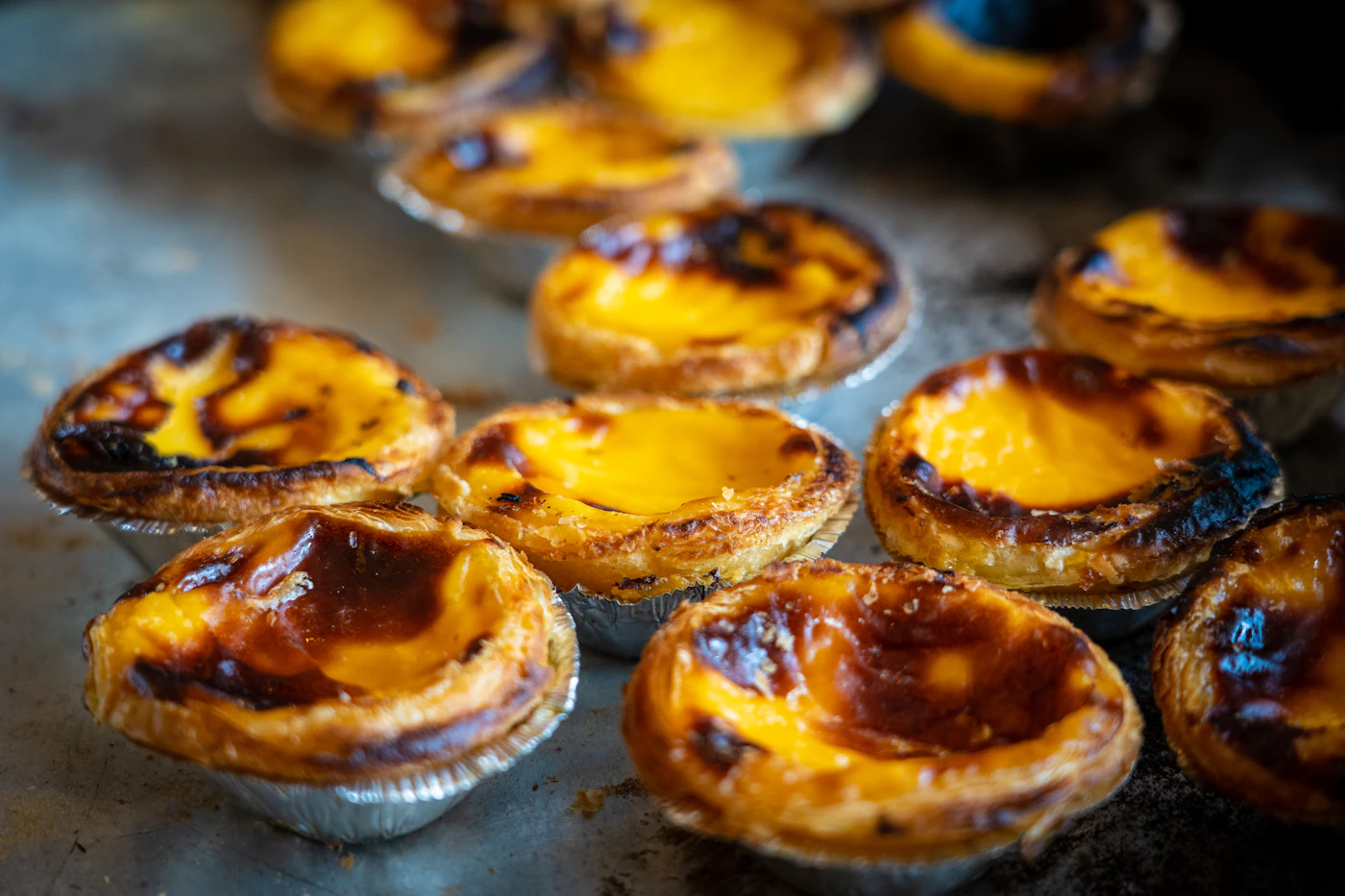 Pasteles de nata portugueses recién horneados con la superficie caramelizada