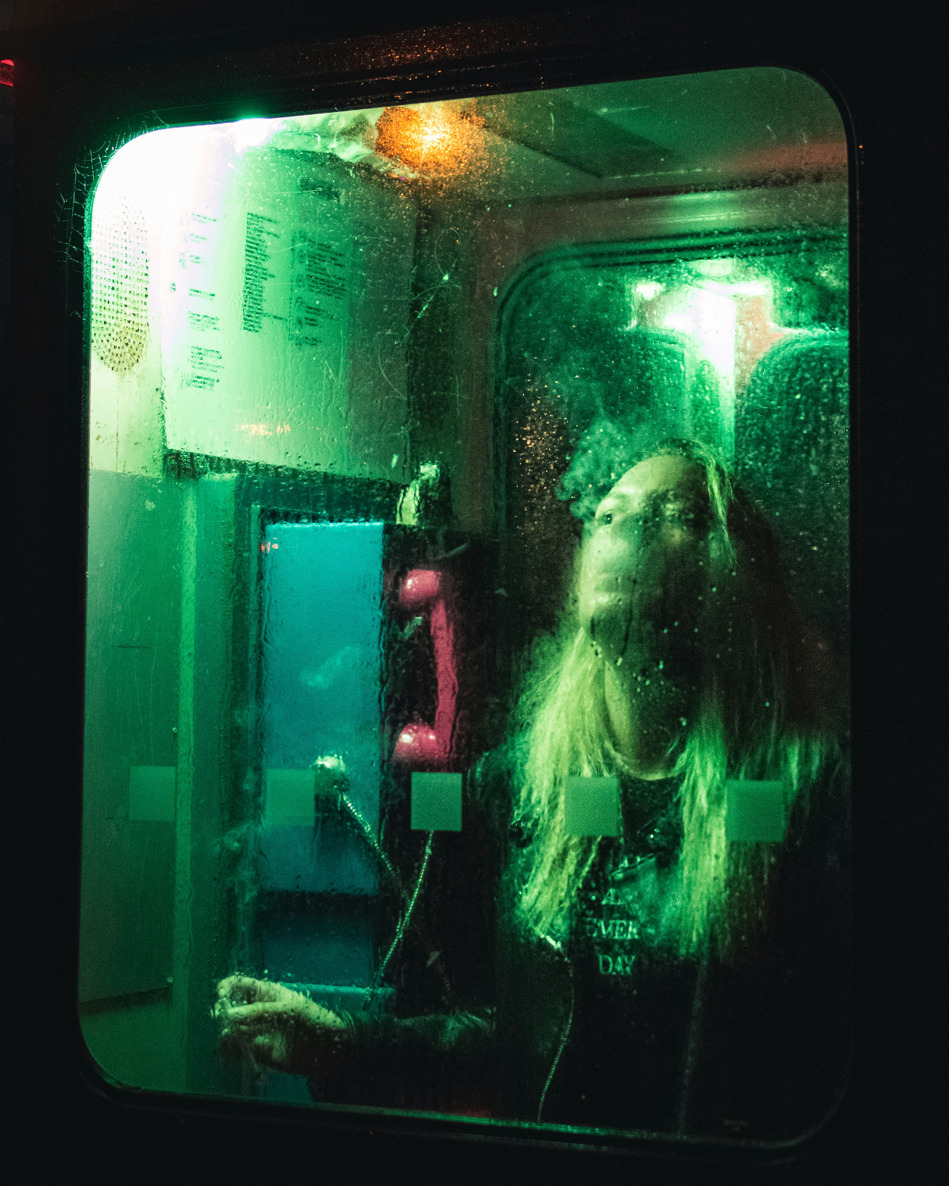 femme en chemise blanche à l’intérieur de la voiture