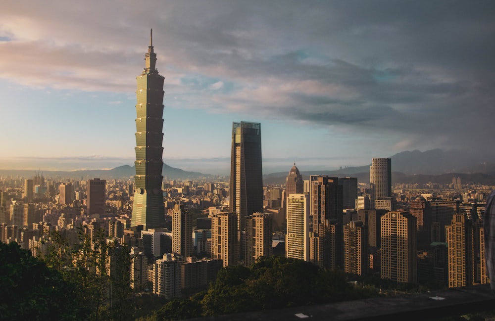 skyline della città sotto il cielo nuvoloso grigio durante il giorno