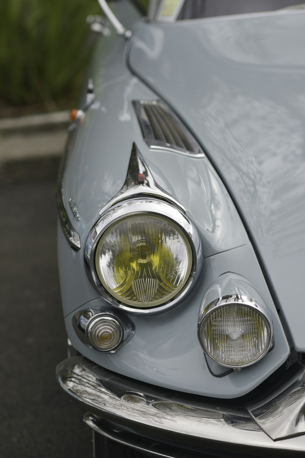 Silbernes Auto mit gelbem Licht
