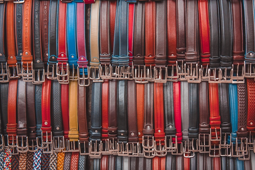 blaues, rotes und schwarzes Armband