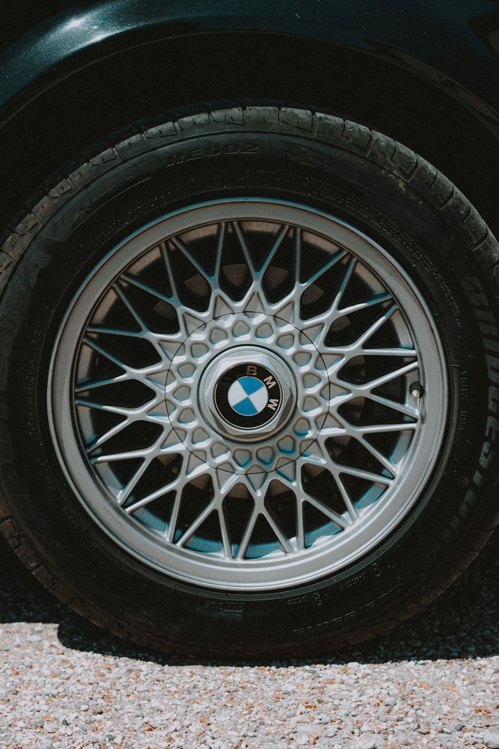 graues Mehrspeichenrad mit Reifen