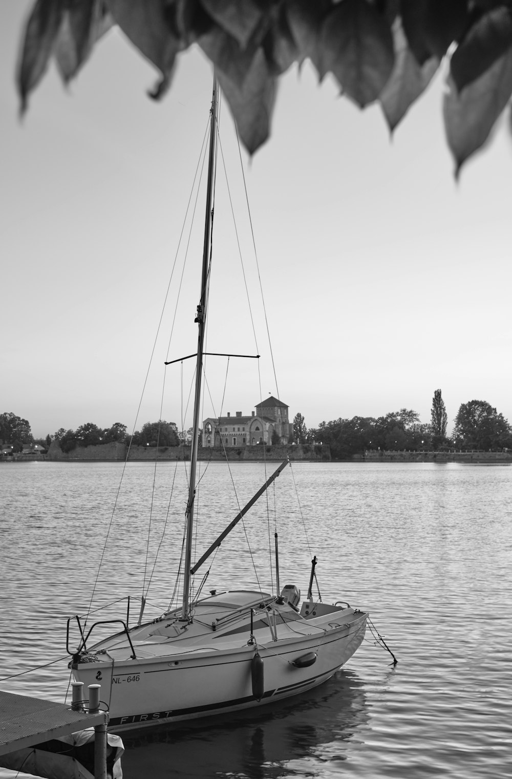 Graustufenfoto des Bootes auf dem Wasser