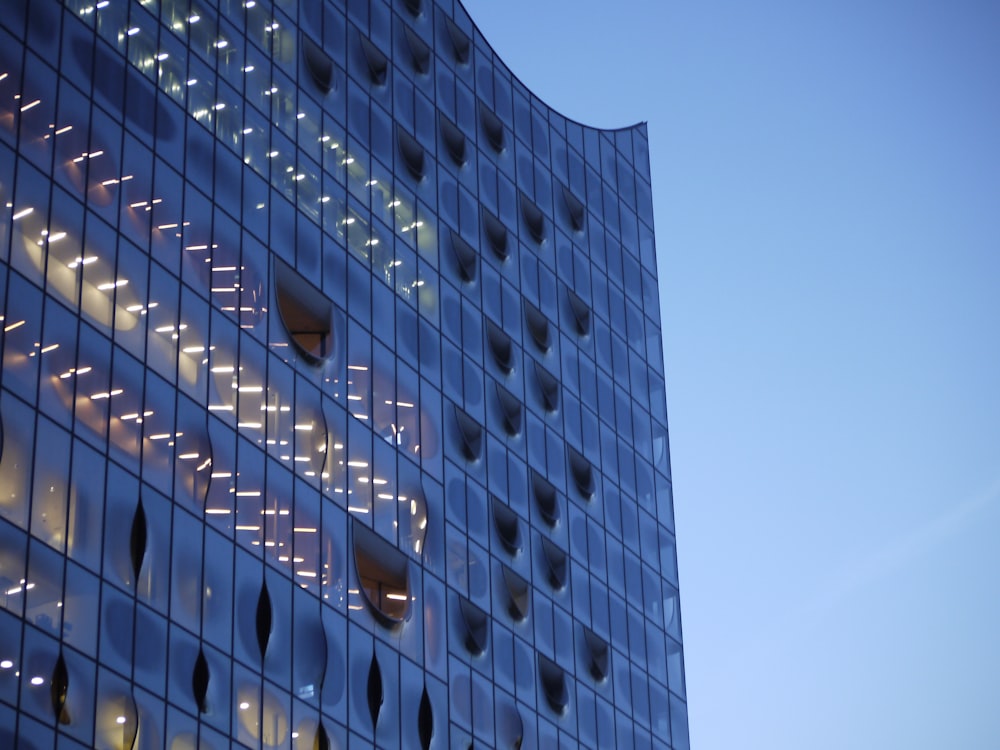 Un très grand bâtiment avec beaucoup de fenêtres