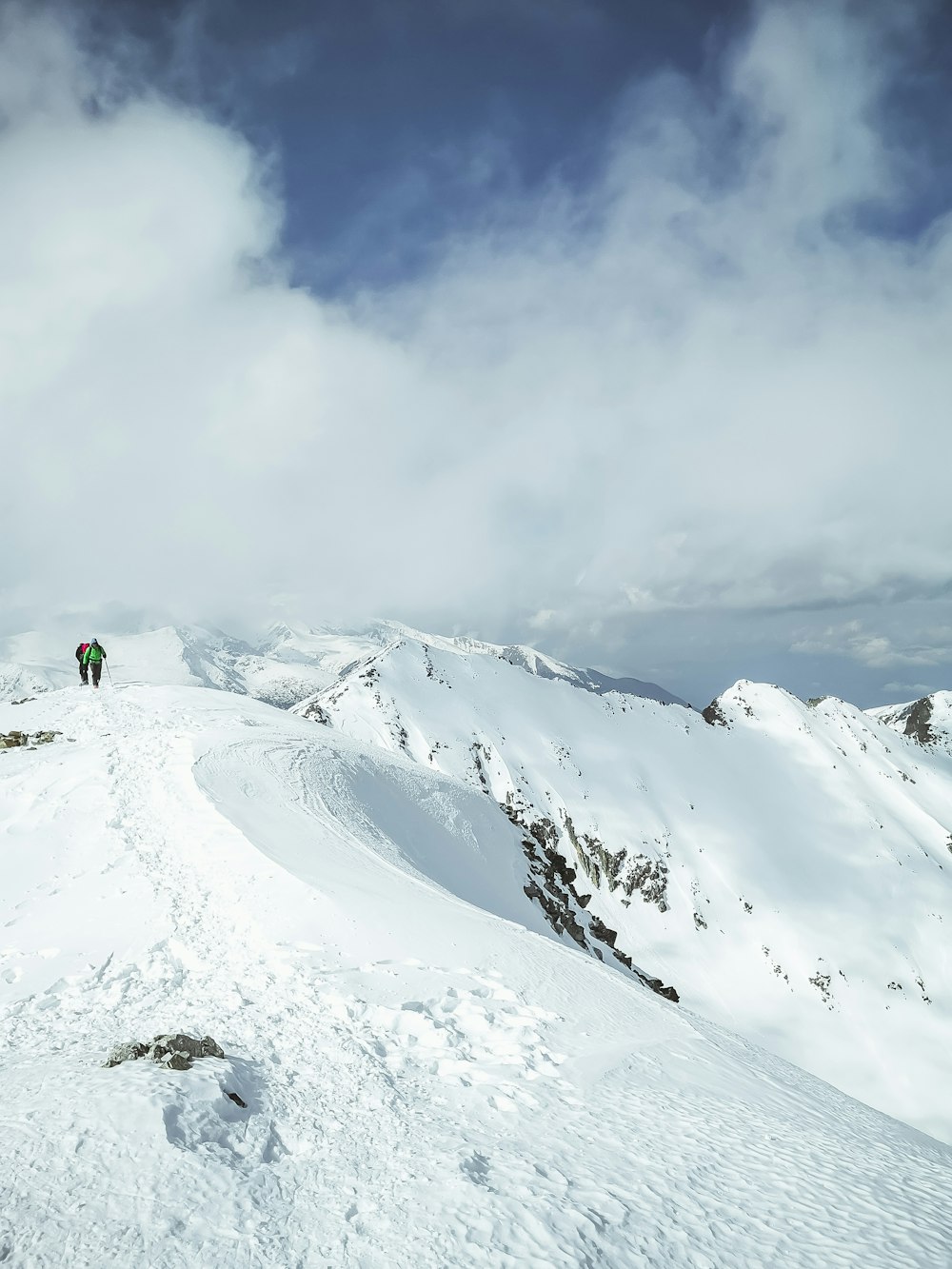 Persona que camina en la montaña cubierta de nieve durante el día