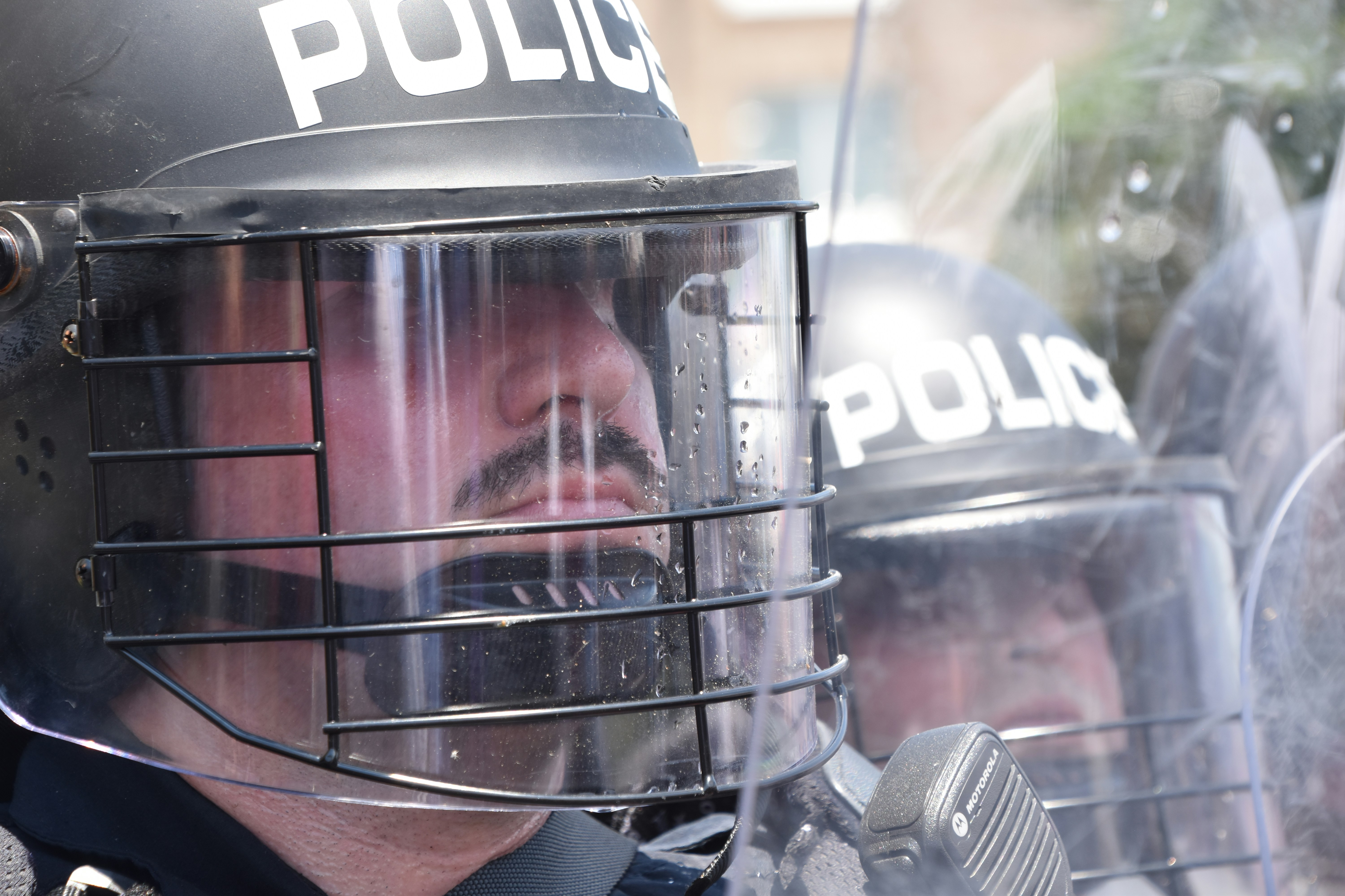 एक सामुदायिक बैठक का दृश्य, जिसमें लोग एक हॉल में बैठे हैं और एक महिला वक्ता मानव तस्करी के खतरों के बारे में बात कर रही है।