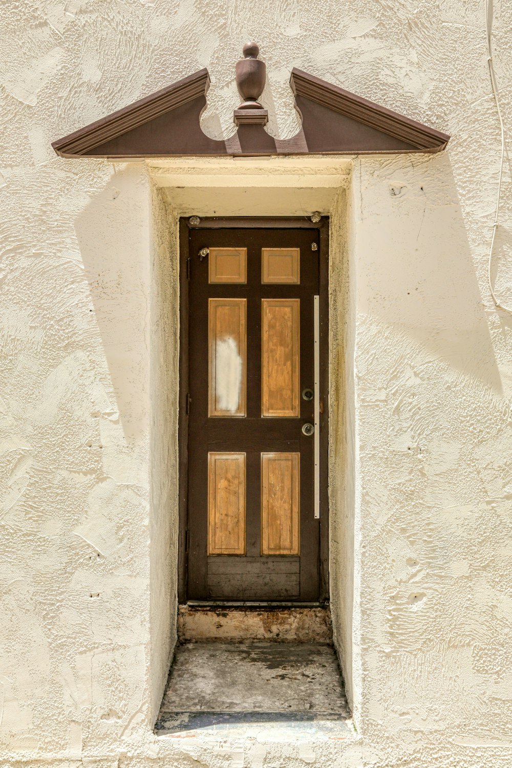 흰색 콘크리트 벽에 갈색 나무 창