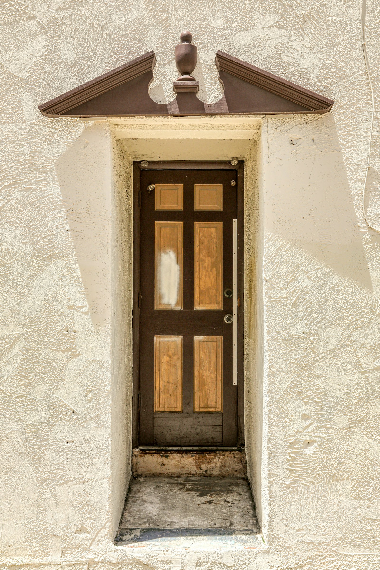 Canon EOS 5D Mark IV + Canon EF 16-35mm F2.8L II USM sample photo. Brown wooden window on photography