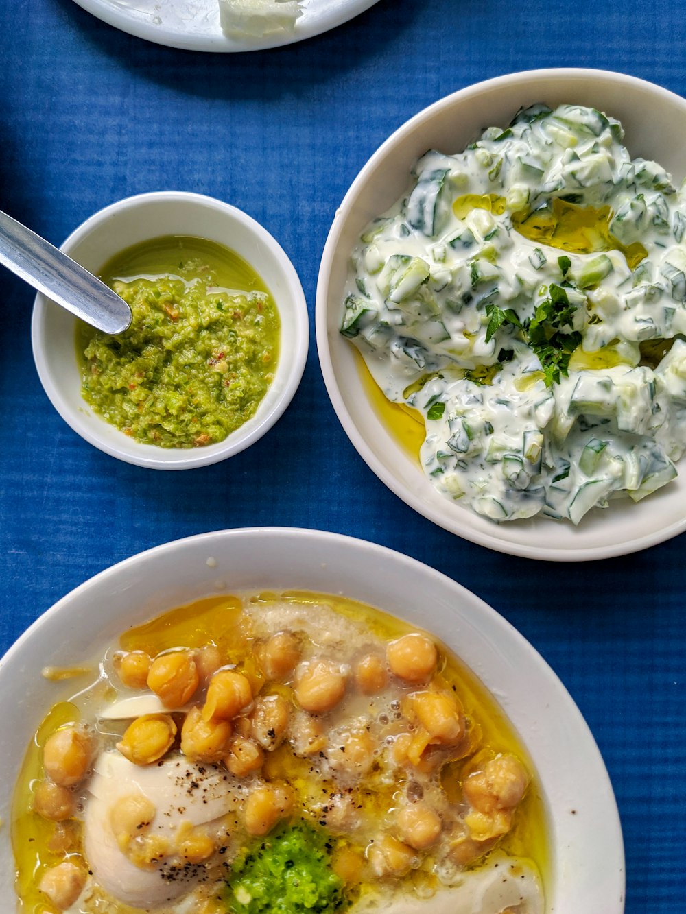 Cuenco de cerámica blanca con plato amarillo y verde